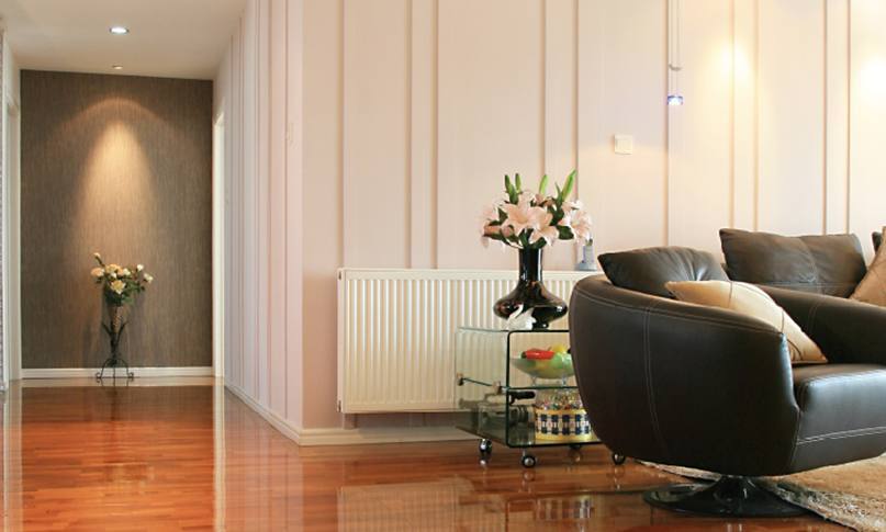 1565852409651070.jpg 在我們挑選暖氣片時,不僅要看價格,還要看產品和服務,才能避免吃虧上當。
選擇暖氣片從哪些角度出發?
1.看材質
材質影響到產品的使用和壽命。廠家選擇的材質過關,不僅在使用中減少漏水等問題,還能夠延長暖氣片的壽命。用戶在挑選材質時,可以咨詢一下鋼管或銅管的壁厚,一些特殊產品的片頭和壁厚是不同的,片頭需要加厚,才能抵抗住常年侵蝕。材質要求均勻,無凸起,無水波紋。
2.看安裝
很多廠家都有自己的安裝隊,或者有固定合作的安裝隊。安裝人員統一持證上崗,經驗豐富。對自己工廠的產品也比較了解,在測量、方案設計中考慮細致全面。暖氣片安裝時噪音小,測量、打孔、懸掛、打壓等步驟齊全考究,接口緊密,管路布局橫平豎直,彎管接頭少。
3.看工藝
暖氣片的生產工藝和品牌廠家密不可分。有些不良小廠家采用回收二手暖氣片,簡單去銹刷漆之后再投放市場,雖然暖氣片價格很便宜,但這種暖氣片往往使用不了一兩年就會漏水。真正品質好的暖氣片,往往通過下料、打孔、焊接、組裝、打壓、打磨、噴涂等幾十道精細工序生產而成,后還有嚴格的質檢。這樣的暖氣片使用起來才會安心。
4.看售后
正規產品都有相關的質保協議,在質保期內出現質量問題可以免費更換,因為暖氣片的品質問題給用戶造成的財產損失,還可以通過保險賠付。強大妥善的售后不僅是品牌實力的體現,也是產品過硬品質的體現。
5.看品牌
一款品牌形成往往需要多少年的沉淀和口碑傳播,才能在市場上占領一席之地。品牌類廠家,不僅有實力在選材、工藝方面投入較高的成本,在后期服務上也有相關的保障。一旦產品出現問題,可以免費更換,出現暖氣片不熱等問題,還可以上門維修。不會出現暖氣片漏水等問題找不到廠家、相互推卸責任等問題。
挑選暖氣片時,不僅要看價格,還要看產品和服務,才能避免吃虧上當。
更多資訊盡在鼎格舒適家,免費設計方案和報價。鼎格舒適家www.yifuw.org.cn(全稱四川鼎格舒適家科技有限公司)是知名成都地暖公司,專業提供地暖,暖氣片,中央空調,新風,凈水系統的銷售,設計,安裝等服務。